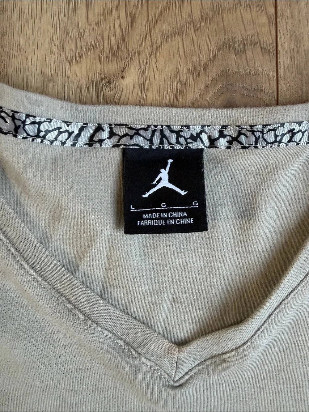 Nike Air Jordan Men’s 100% Cotton V-Neck Short Sleeve Shirt in Beige Size Large